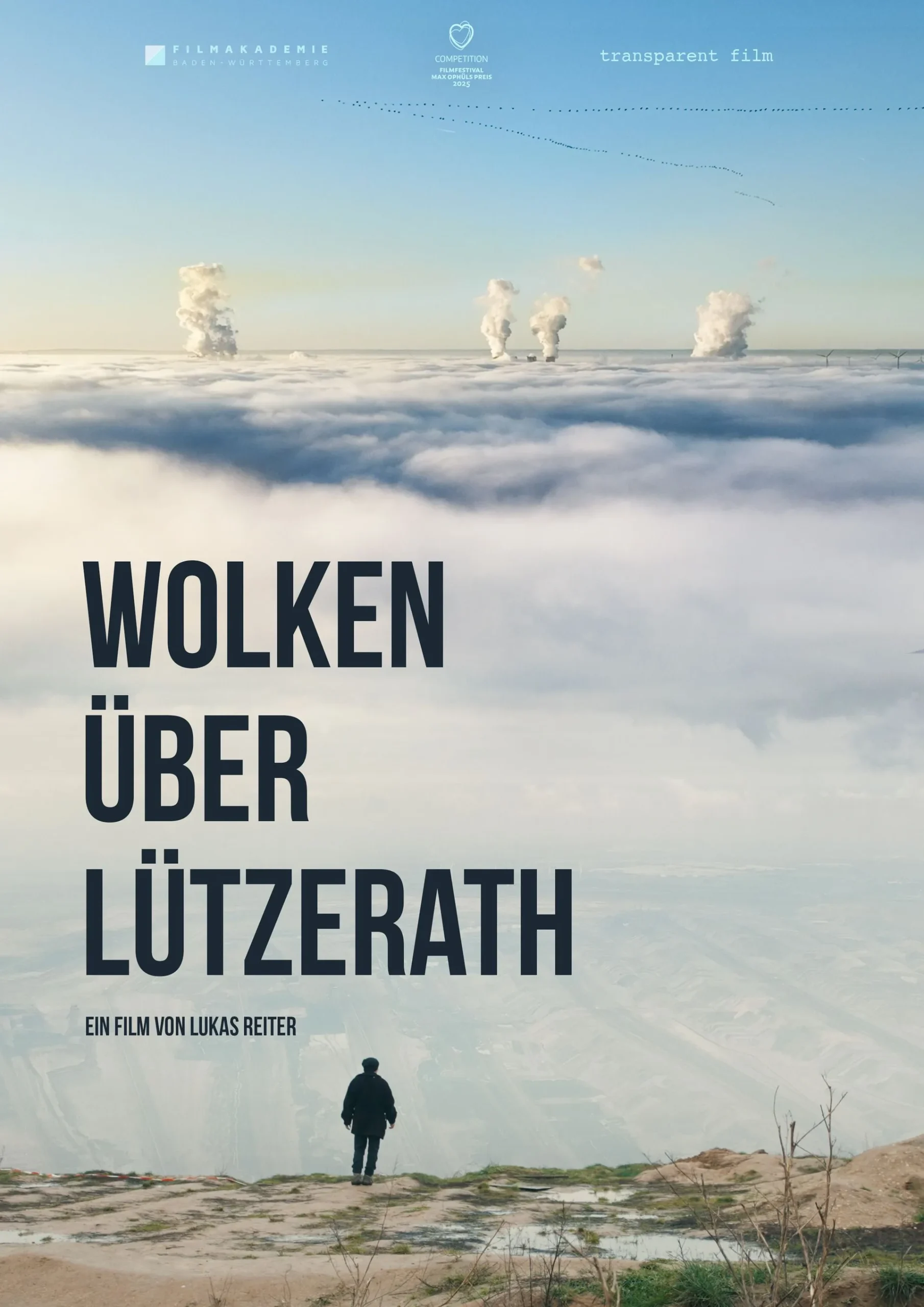 Ein Filmposter mit einem Bild an der Tagebaukante. Die Oberkante des Tagebaus ist eine geschlossene Wolkendecke, nur ganz am Rand ist der Boden des Tagebaus wie durch Nebel sichtbar. Direkt an der Kante ist die Silhouette eines stehenden Menschen von hinten zu sehen. Auf dem Plakat steht "Wolken über Lützerath" in schwarzen Großbuchstaben, darunter kleiner "Ein Film von Lukas Reiter".