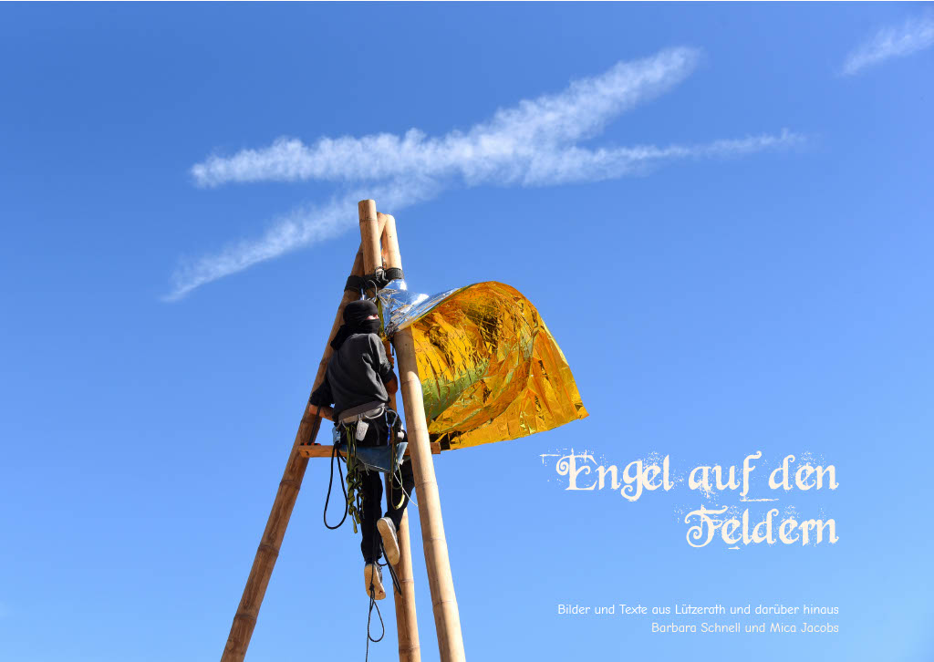 Vor einem strahlenden, hellblauen Himmel sitzt ein Mensch in einem Tripod. Die Person ist dunkel gekleidet, vermummt und trägt einen Klettergurt. Am Tripod ist eine Rettungsdecke befestigt, von der überwiegend die goldene Seite zu sehen ist, sie scheint im Wind zu flattern. Über dem Tripod sind am Himmel 2 weiße Kondensstreifen zu sehen, die sich kreuzen und dadurch aussehen wie ein liegendes X. Rechts unten steht in weißer Schrift "Engel auf den Feldern". Darunter "Bilder und Texte aus Lützerath und darüber hinaus. Barbara Schnell und Mica Jacobs".