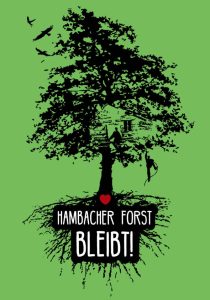 Ein schwarz gezeichneter Baum auf grünem Hintergrund. Im Baum sind ein Baumhaus und zwei Menschen zu sehen. Die Wurzeln sind ebenfalls zu sehen, davor ein rotes Herz und in weißen Großbuchstaben "Hambacher Forst bleibt!"