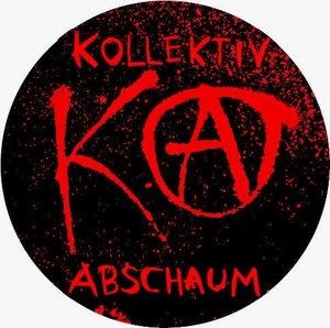 Ein schwarzer Kreis mit roter Schrift "Kollektiv Abschaum" in Großbuchstaben. In der Mitte wesentlich größer die Buchstaben K und A, wobei das A eingekreist ist und an das Zeichen für Anarchismus erinnert.